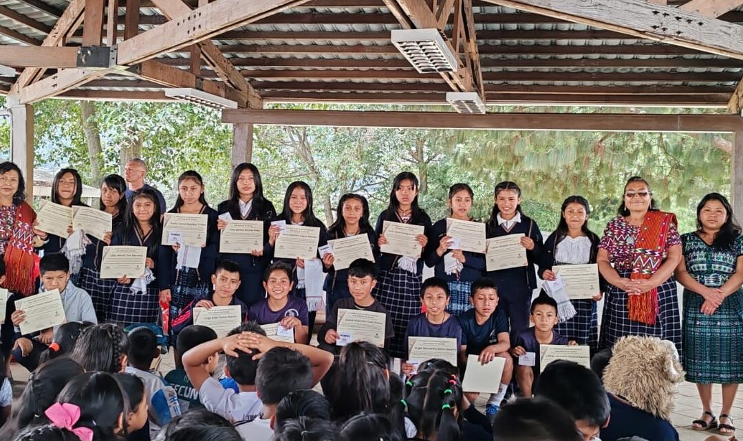 El latido del telar: mujeres que tejen identidad en Tecpán